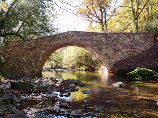 ruta-valle-de-arce-puente-esqueleto